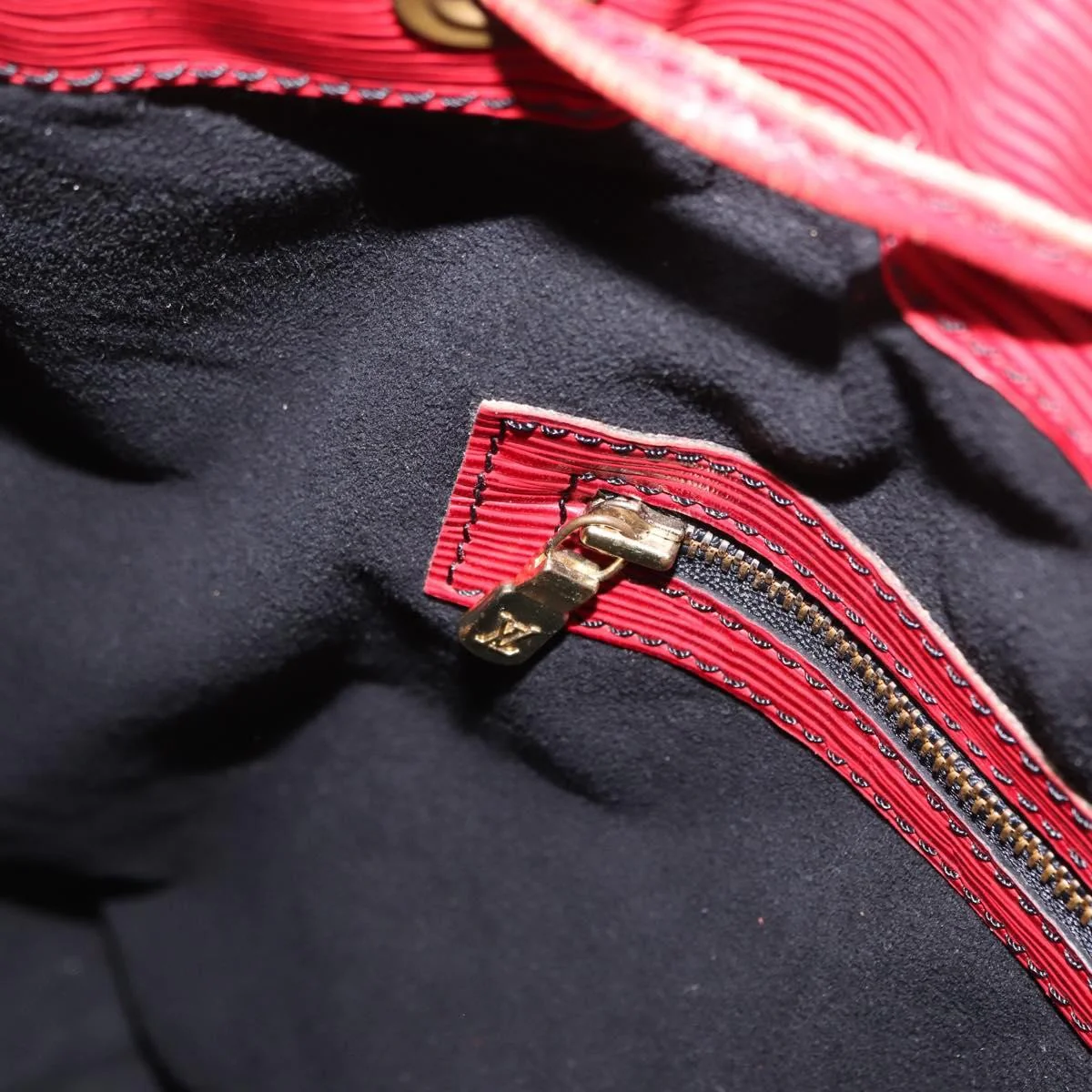 Louis Vuitton Noe Handbag Epi Leather - Image 13