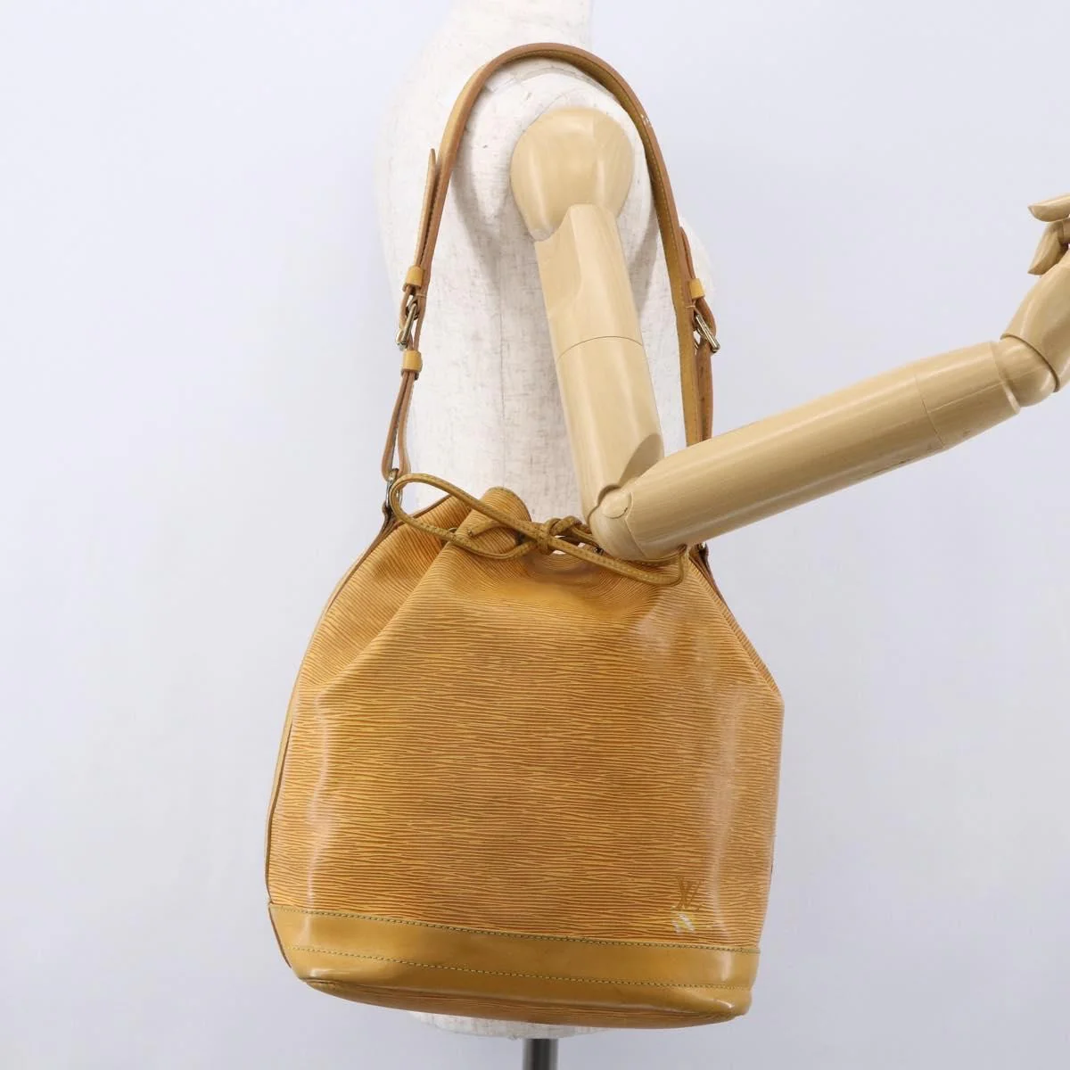 Louis Vuitton Petit Noe NM Handbag Epi Leather - Image 13