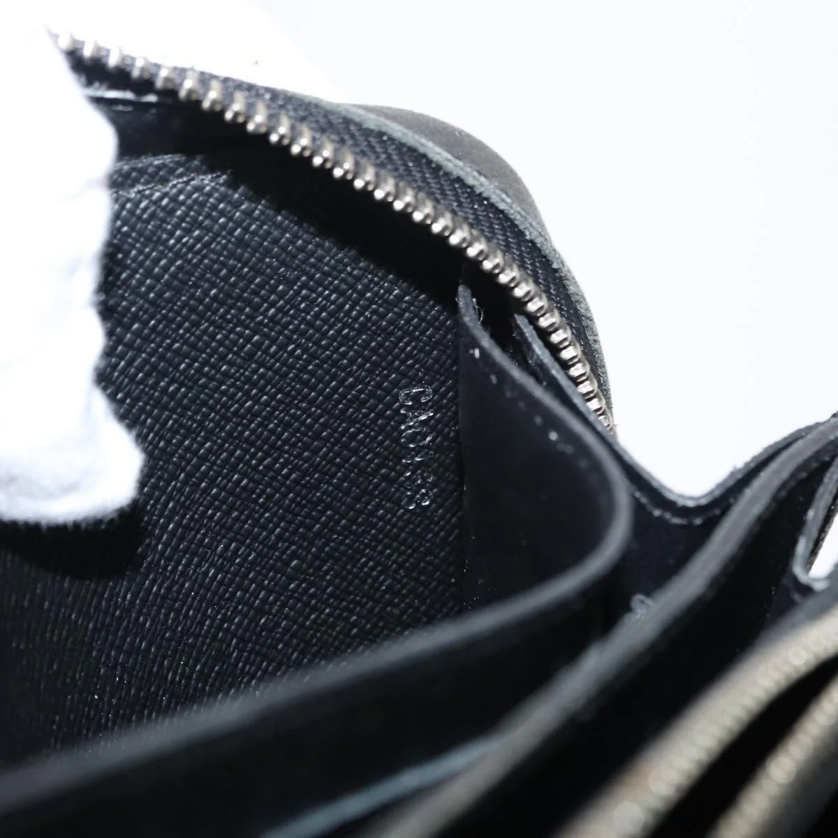 Louis Vuitton Zippy XL Taiga Leather - Image 7