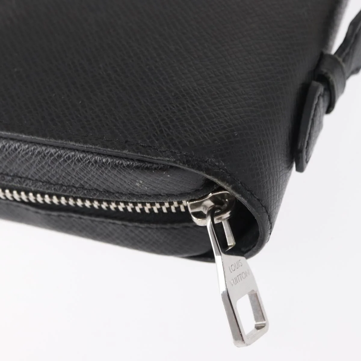 Louis Vuitton Zippy XL Taiga Leather - Image 8